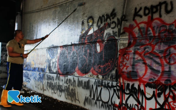 Satpol PP Bersihkan Jejak Vandalisme, Bakal Tindak Tegas Pelaku Corat-Coret Tembok