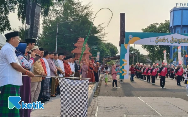 Thumbnail Berita - Kirab Santri Bersholawat Dilepas Forkopimda Situbondo