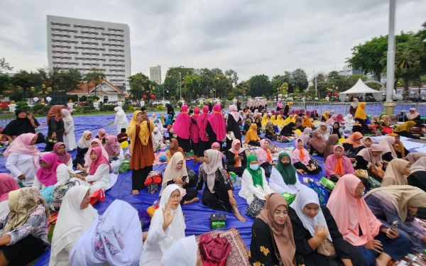 Jatim Bersholawat, Berkah Gus Iqdam Memancar! Kisah Ibu-Ibu yang Datang Sejak Sore
