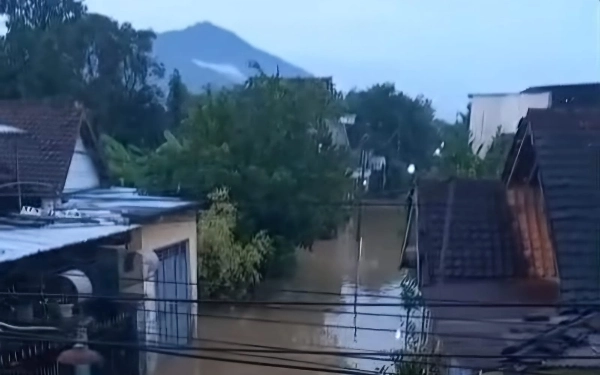 Thumbnail Berita - Banjir dan Longsor di Trenggalek, Enam Warga Belum Ditemukan