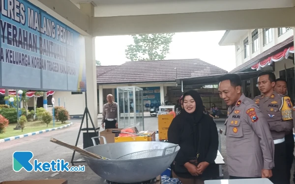 Thumbnail Polres Malang Salurkan Bantuan bagi 4 Keluarga Korban Tragedi Kanjuruhan