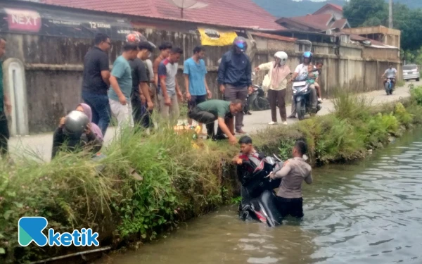 Thumbnail Berita - Bantu Emak-Emak yang Jatuh ke Irigasi, Aksi Dua Personel Polres Abdya Tuai Pujian