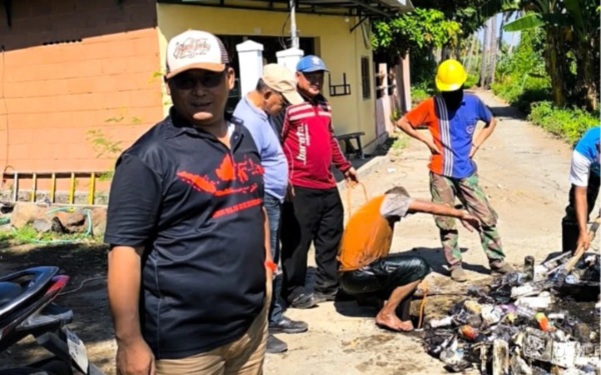 Cegah Banjir di Situbondo, Camat Asembagus dan Warga Kompak Bebersih Selokan