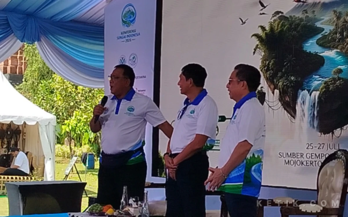 Foto Menteri Lingkungan Hidup/Badan Pengendalian Lingkungan Hidup (KLH/BPLH) Jumhur Hidayat di acara Konferensi Sungai Se-Indonesia 2026 di Wana Wisata Sumber Gempong, Trawas, Kabupaten Mojokerto, Jawa Timur (foto : sholahudin/ ketik.com)