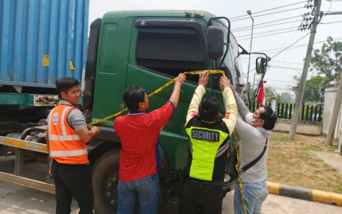Foto Anggota kepolisian dari Polsek Ilir Barat 1 saat memasang garis polisi pada truk milik sopir yang tersengat kabel listrik Jalan Soekarno Hatta, Kelurahan Siring Agung, Kecamatan Ilir Barat I, Palembang, Rabu 2 September 2026. (Foto : Yola/Ketik.com)