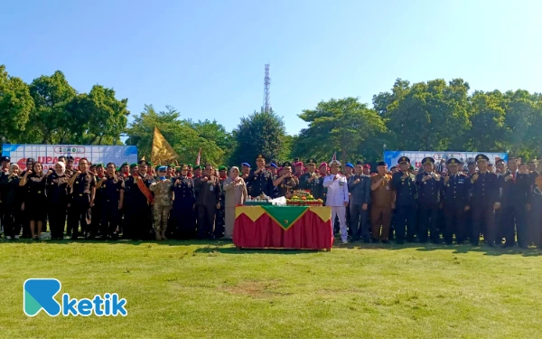 Thumbnail Berita - Upacara HUT Ke-79 Bhayangkara, Kapolres Situbondo Dapat Kejutan dari Dandim dan Kajari