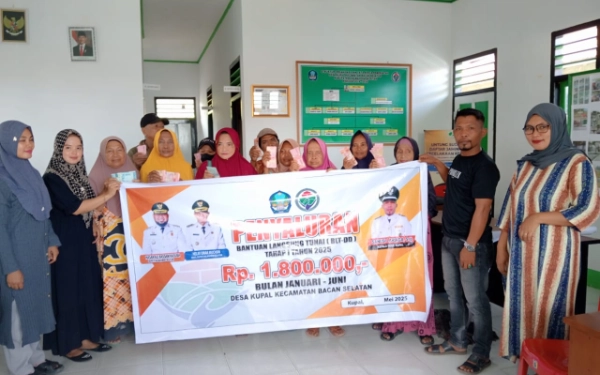 Thumbnail Berita - Pemdes Kupal Halsel Salur Honor Perangkat Desa BPD dan Stimulan Tahun Anggaran 2025