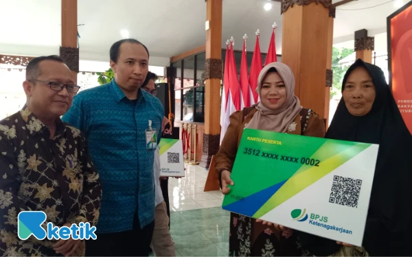 Thumbnail Berita - Wabup Situbondo Serahkan Kartu BPJS Ketenagakerjaan, 4.110 Warga Kini Terlindungi