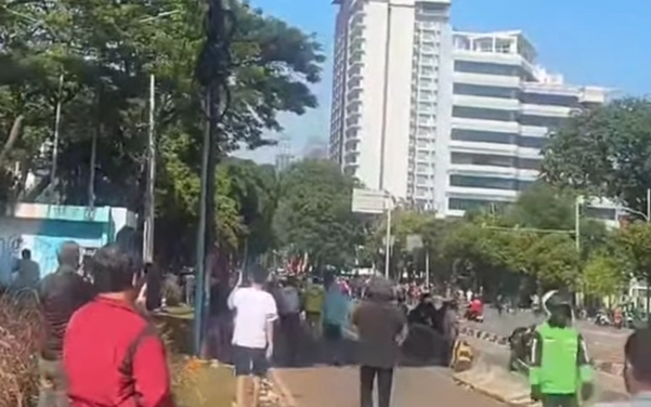 Thumbnail Berita - Kerumunan Massa di Kwitang Jakarta yang Gerudug Markas Brimob Masih Berlanjut Pagi Ini