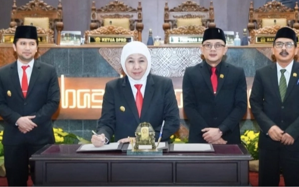Thumbnail Berita - DPRD Jatim Sahkan Raperda RPJMD 2025-2029, Gubernur Khofifah Optimis Wujudkan Kemakmuran