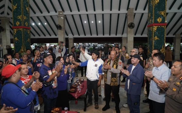 Thumbnail Berita - Jelang Laga Arema FC di Stadion Kanjuruhan, Kapolda Jatim Bertemu Aremania