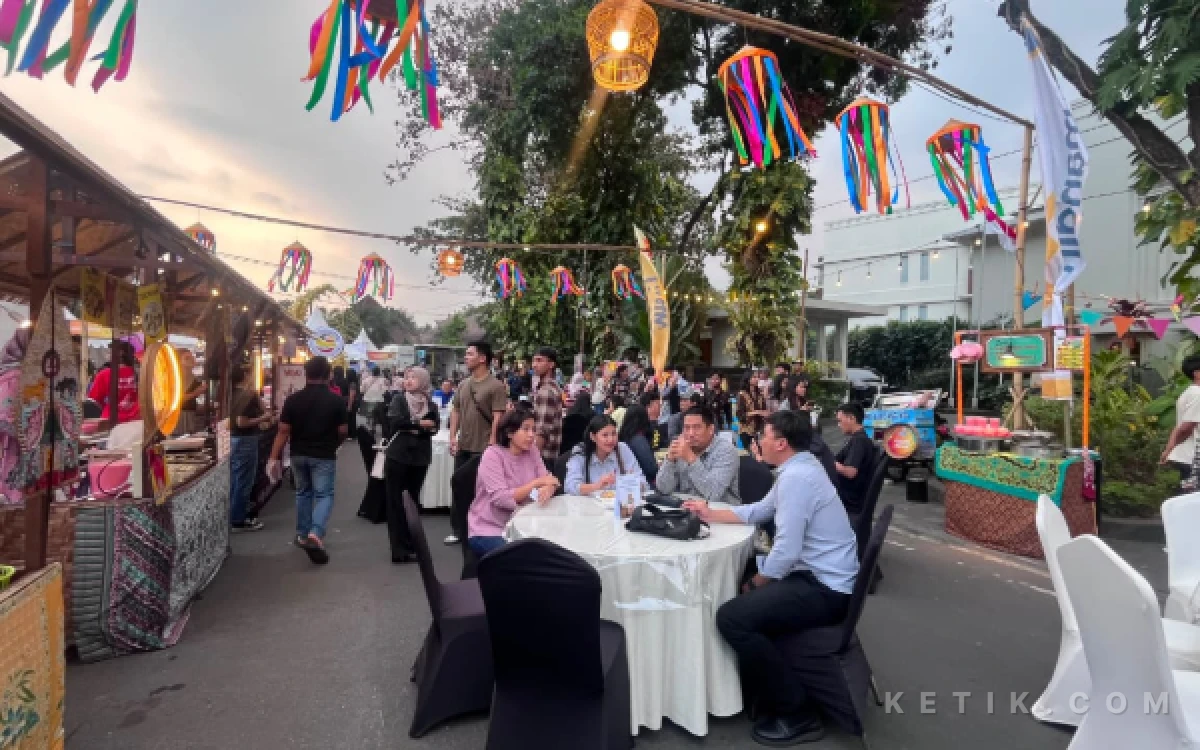 Foto Sejumlah pengunjung menikmati jajanan tradisional pada pembukaan Tong Tong Night Market 2026 di The Shalimar Boutique Hotel Malang, Kamis, 30 Juli 2026. Festival ini menghadirkan beragam hidangan tradisional yang mulai langka. (Foto: Faiz/Ketik.com)