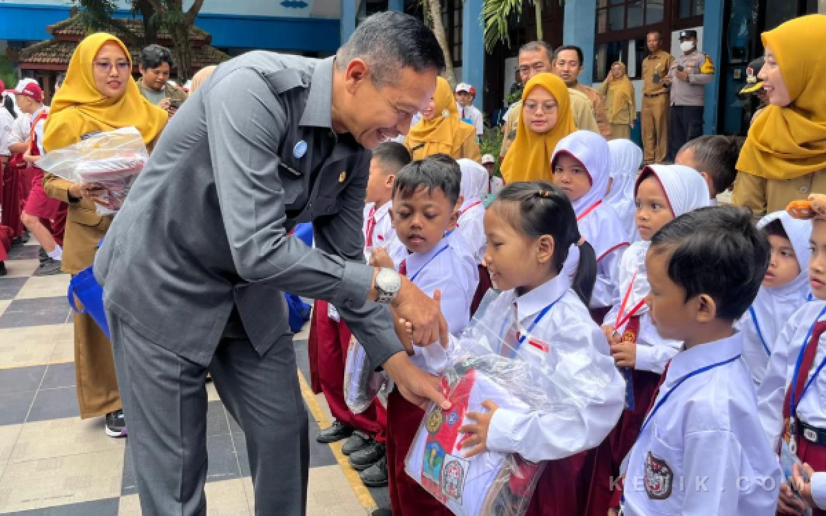 Thumbnail Berita - Berkurang Drastis! Seragam Gratis Pemkot Malang Kini Hanya untuk 4.000 Siswa Kurang Mampu