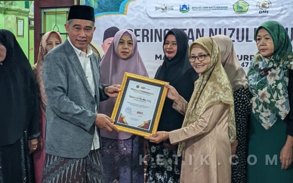 Istiqamah Mengaji Al Quran, Jemaah Lansia dan Mualaf Mendapat Penghargaan dari Masjid Jami Baiturrahim Kabupaten Malang