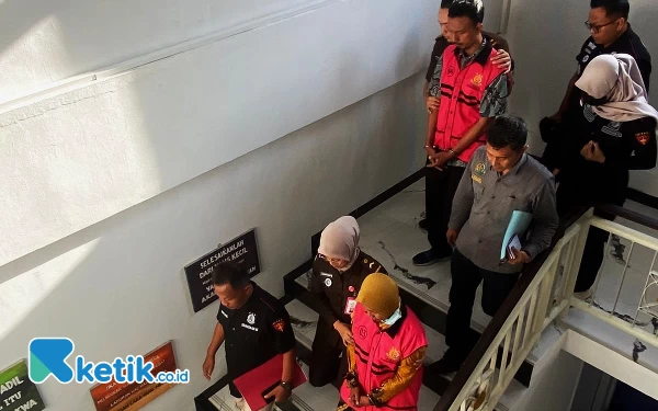 Lakukan Pungli PTSL Rp 300 Juta, Kades dan Sekdes Kletek Sidoarjo Ditahan Kejari Sidoarjo