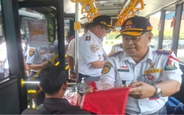 Thumbnail Berita - Bagikan Ratusan Bendera Merah Putih di Terminal Kertajaya Mojokerto, Kadishub Jatim: Salam dari Ibu Gubernur