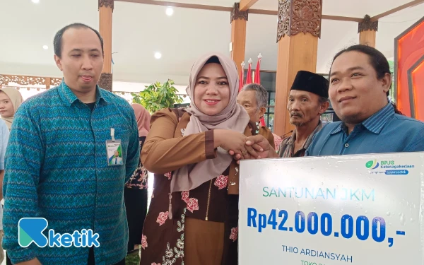 Thumbnail Berita - BPJS Ketenagakerjaan Situbondo Serahkan Santunan JKM dan Beasiswa Pendidikan hingga Rp165 Juta