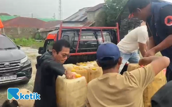 Thumbnail Berita - Tinjau Banjir di Obi dan Posko Bencana di Labuha, Wabup Halsel Beri Dua Jempol ke Wartawan