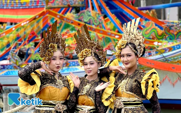 Thumbnail Berita - Tradisi Rokat Desa dan Petik Laut, Warga Tamberu Timur Gelar Pawai Perahu dan Lomba Hias Perahu