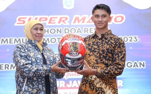 Thumbnail Cagub Jatim Khofifah Terus Kawal Karir Mario Aji, Doakan Raih Poin Terbaik di Race Mandalika 2024