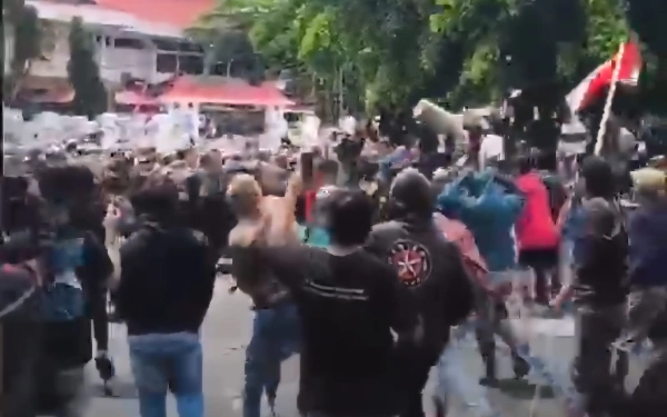 Thumbnail Berita - Pati Ricuh! Demo Bupati Sadewo Lengser Berujung Anarkis, Gas Air Mata Ditembakkan