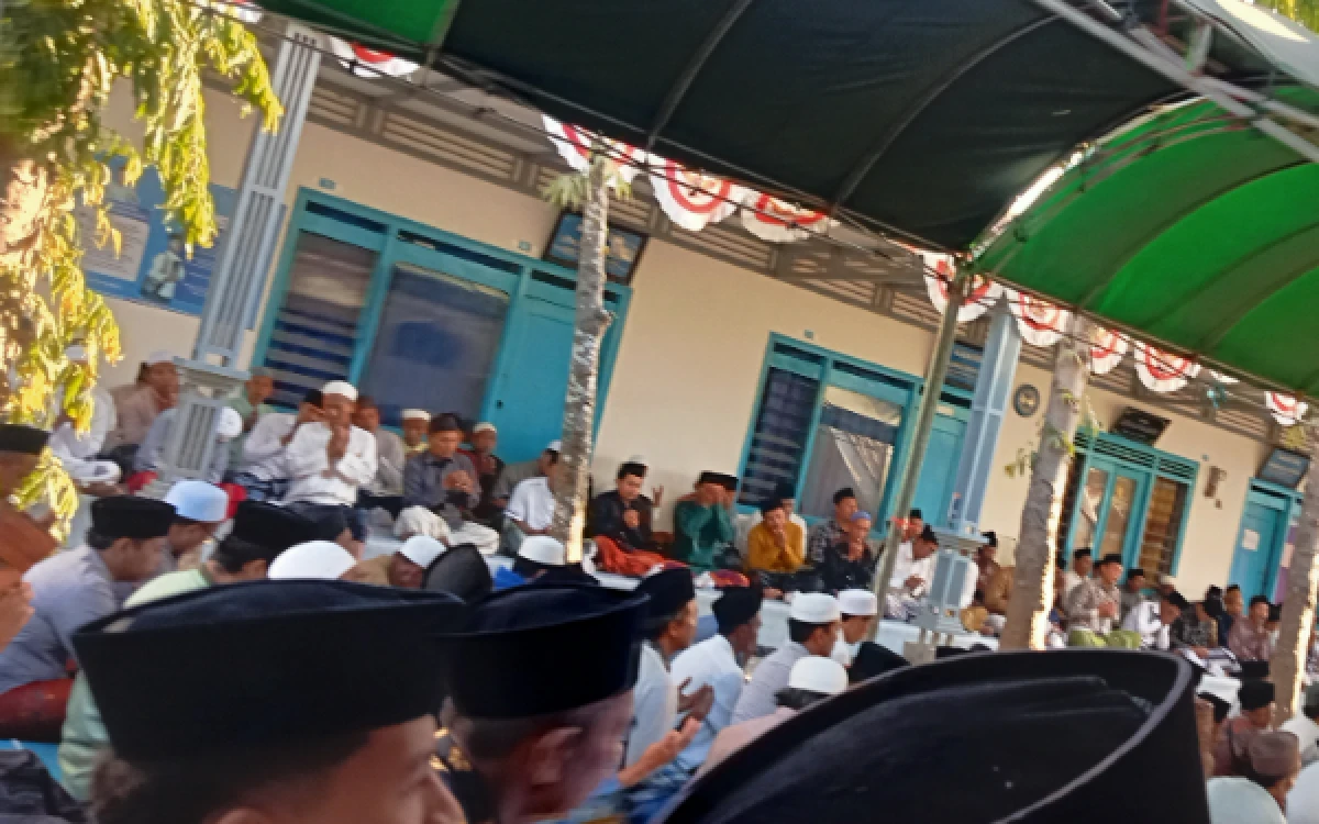 Foto Para alumni yang rela duduk di luar, karena Musholla sudah penuh. Mereka tetap khusuk mendoakan almarhum meski duduk di depan, samping Musholla atau jalan raya yang  ditutup sementara ( foto : Ach. Suni )