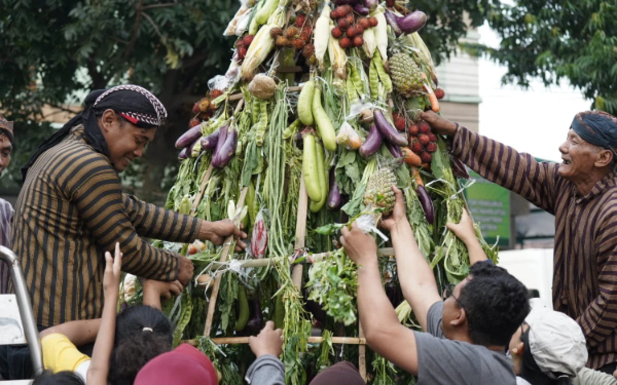 Thumbnail Berita - Tutup Rangkaian Grebeg Suro 2026, Kelurahan Pesantren Kota Kediri Gelar Kirab Budaya 'Merti Dusun Kirab Nawa Tirta Kencana'