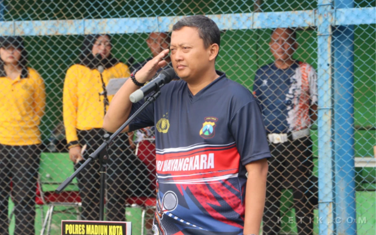 Thumbnail Berita - Sambut Hari Bhayangkara ke-80, Kapolres Madiun Kota Buka Turnamen Tenis Kapolda Jatim Cup 2026 Rayon V