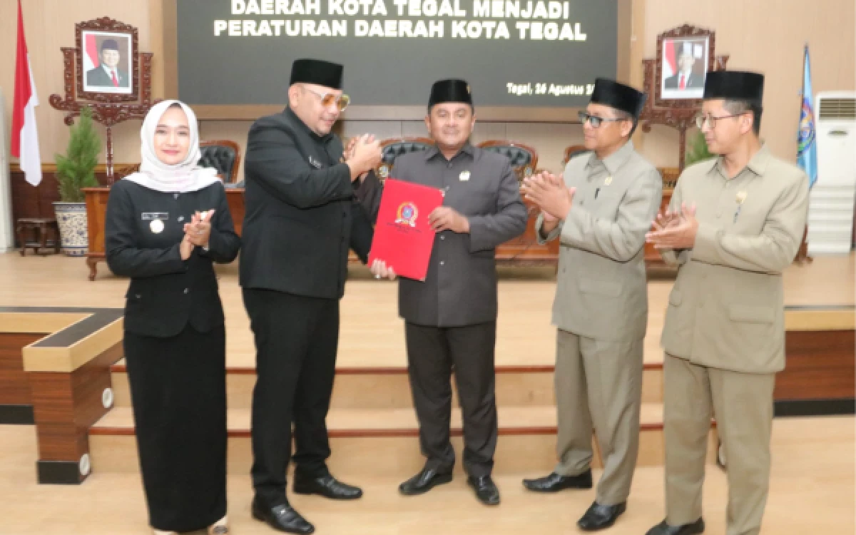 Thumbnail Berita - DPRD Kota Tegal Setujui Dua Raperda, Wali Kota Dedy Yon Tekankan Penguatan Pancasila dan Ketepatan Sasaran Penanggulangan Kemiskinan