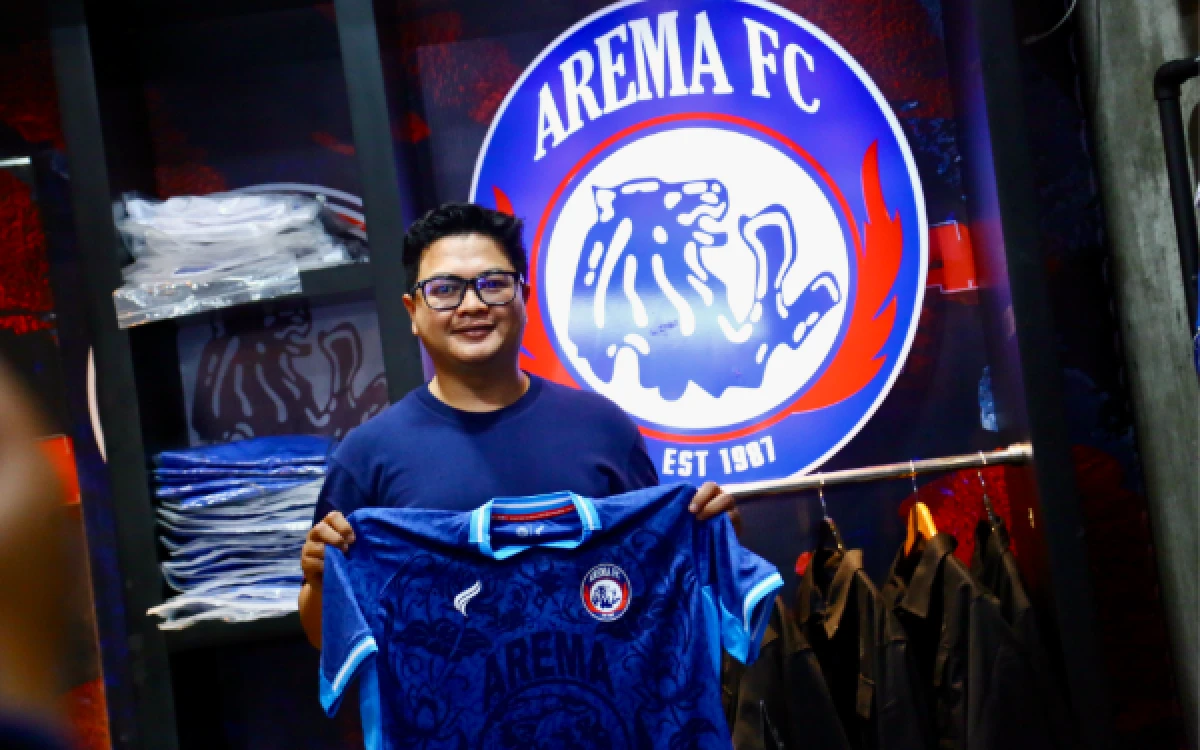 Thumbnail Berita - Resmi! Arema FC Rilis Jersey Baru, Pembeli Berkesempatan Nonton Latihan hingga Bertemu Pemain