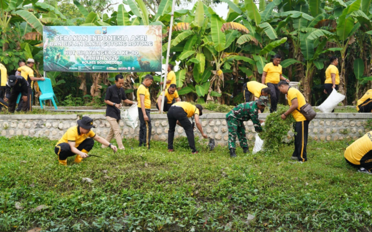 Thumbnail Berita - Sambut HUT ke-80 Bhayangkara, Polres Bojonegoro Bersih-bersih Sungai Dukung Indonesia ASRI