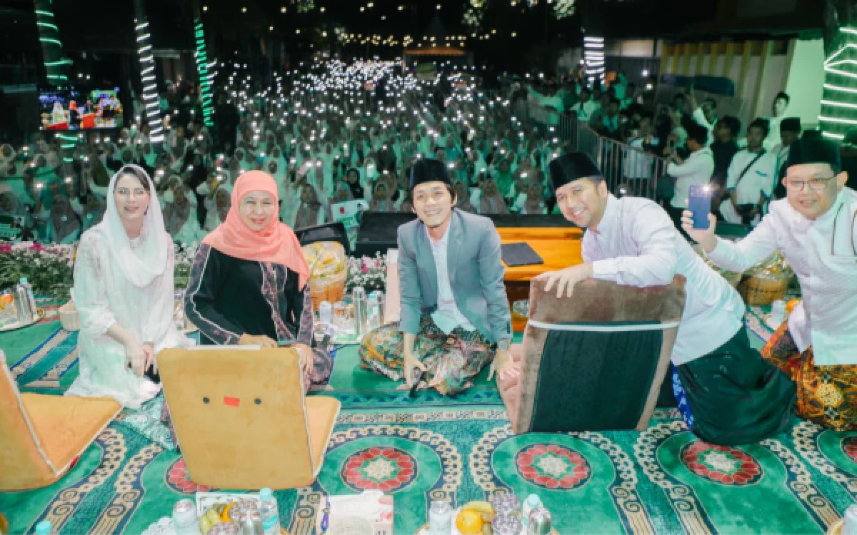 Thumbnail Berita - Khofifah Ajak Warga Jatim Perkuat Ikhtiar Spiritual, Bersholawat Bareng Gus Iqdam di Surabaya
