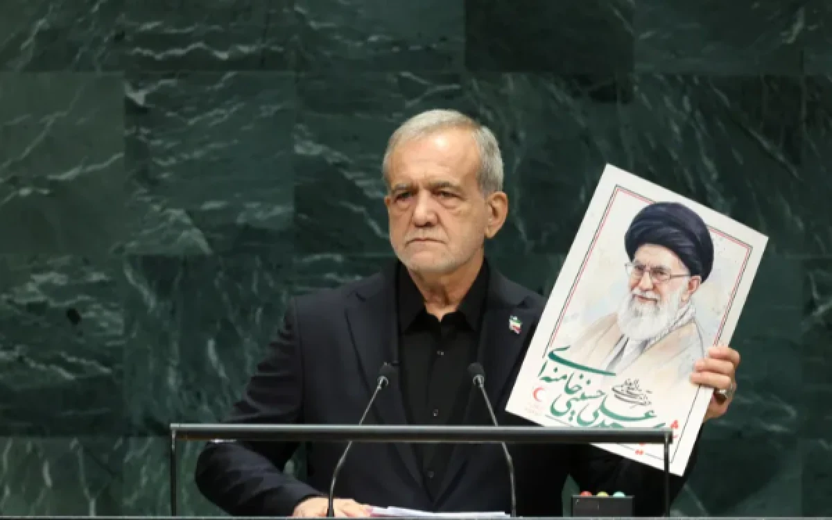 Thumbnail Berita - Presiden Iran Tegaskan Iran Tak Akan Tunduk ke AS, Tunjukkan Foto Korban di PBB
