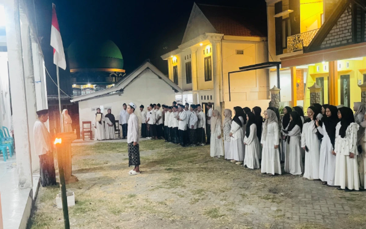 Thumbnail Berita - Kobar Semangat Hari Santri 2026, Ponpes Zainal Abidin Bungah Gresik Gelar Upacara Obor Secara Khidmat