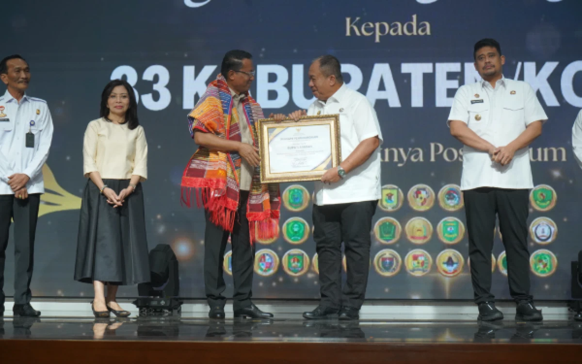 Thumbnail Berita - Bupati Asahan Terima Penghargaan Menteri Hukum RI, Dukung Penguatan Pos Bantuan Hukum Desa