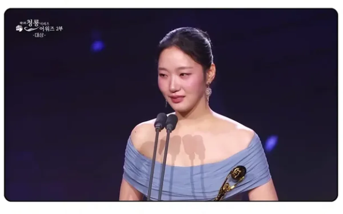 Thumbnail Berita - Kim Go-eun Raih Daesang di Dragon Series Awards 2026, Pidatonya Bikin Haru