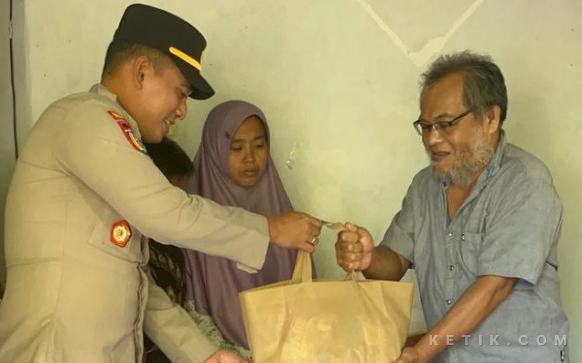 Thumbnail Berita - Satbinmas Polres Situbondo Belikan Seragam Sekolah untuk Anak Penjual Balon