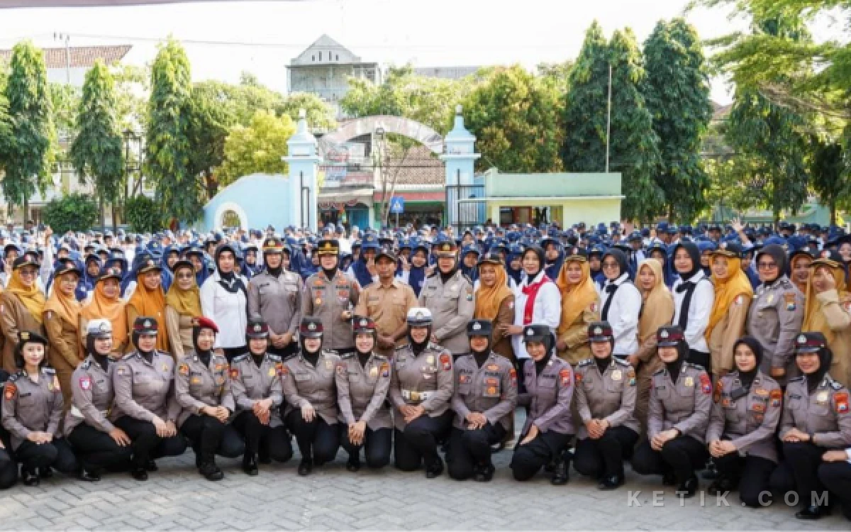 Thumbnail Berita - Momentum Hari Jadi ke-78 Polwan, Kapolres Bojonegoro : ajak Pelajar penting pemahaman Edukasi Kamtibmas sejak Dini.