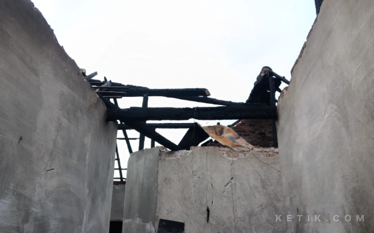 Foto Kondisi atap rumah Suliadi yang habis terbakar dan ambruk. (Foto: Fathur Roziq/Ketik.com)