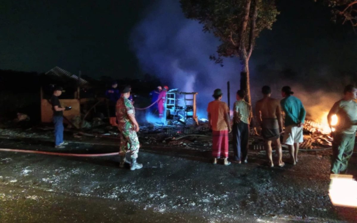 Thumbnail Berita - TNI Bergerak Cepat! Babinsa dan Warga Bahu Membahu Jinakkan Api yang Bakar Warung Kopi di Lamongan ‎