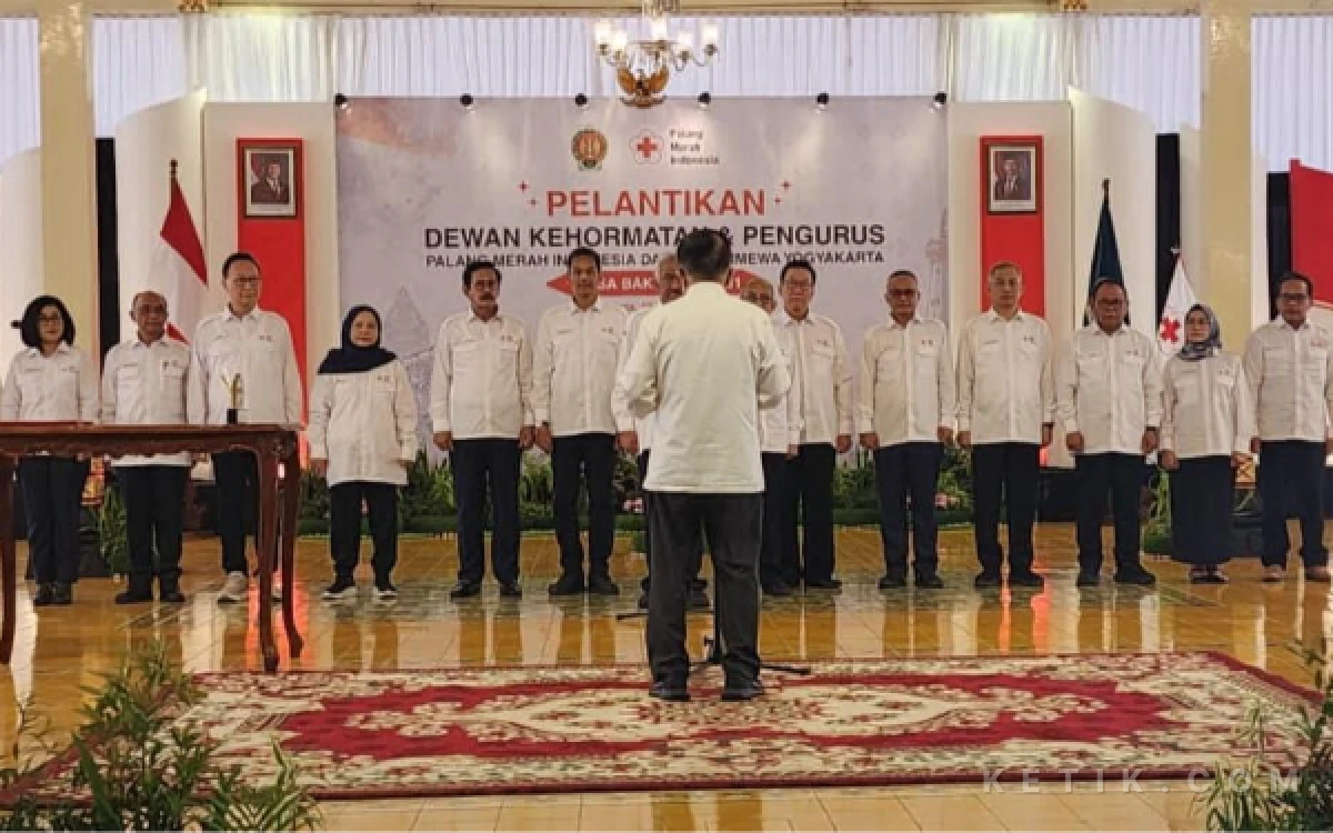 Foto Jajaran Pengurus dan Dewan Kehormatan PMI DIY Masa Bakti 2026–2031 berfoto bersama Jusuf Kalla usai prosesi pelantikan di Bangsal Kepatihan, Yogyakarta. (Foto: Lik Is for Ketik.com)