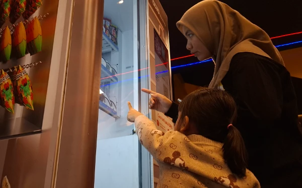 Thumbnail Berita - [FOTO] Edukasi Finansial Digital Sejak Dini Lewat OCTO Vending CIMB Niaga