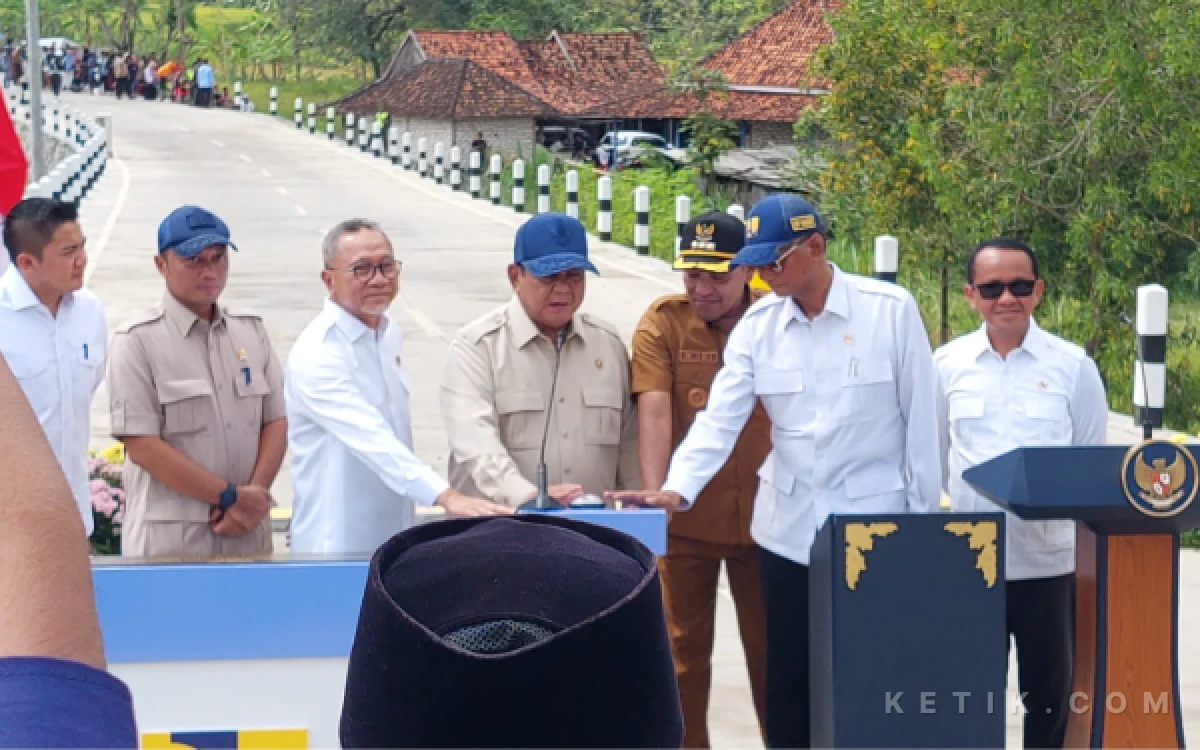Thumbnail Berita - Diresmikan Prabowo, Jalan Inpres Rp14 Miliar di Sampang Ternyata 75 Persen Akses Menuju Lokasi Dibangun Swadaya Masyarakat