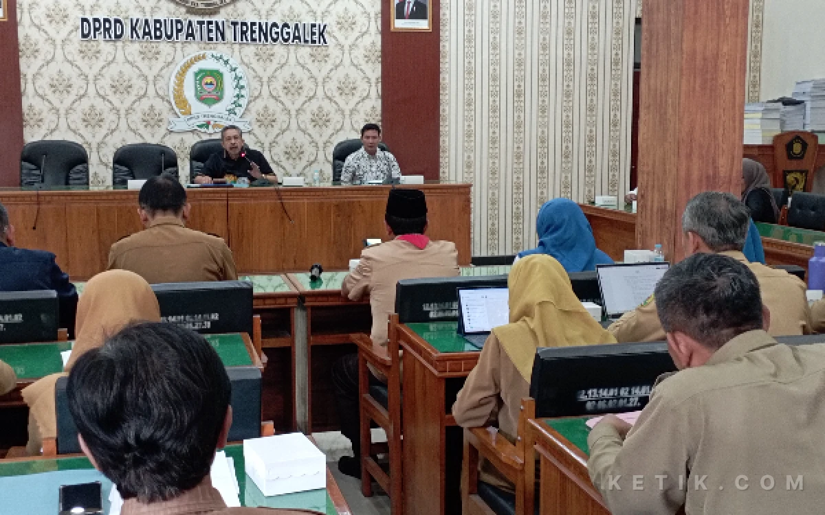 Thumbnail Berita - Komisi IV DPRD Trenggalek On Fire, Sukses Tuntaskan Tunggakan Warga Rp15 Juta