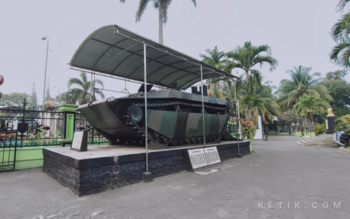 Thumbnail Berita - Sekarang Dipajang di Halaman Museum Brawijaya Malang, Kendaraan Lapis Baja Ini Pernah Jadi Mimpi Buruk Pasukan TRIP