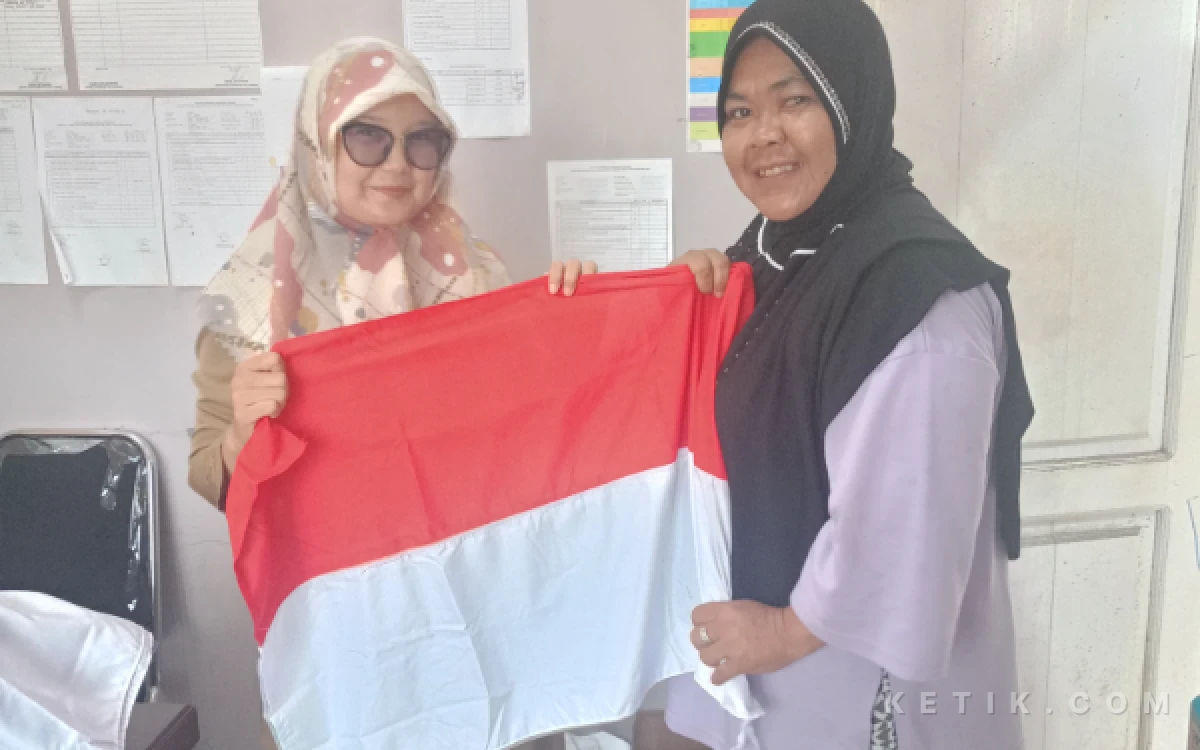Thumbnail Berita - Pemdes Pulo Sarok Aceh Singkil Bagi-Bagi 500 Bendera Merah Putih kepada Warga