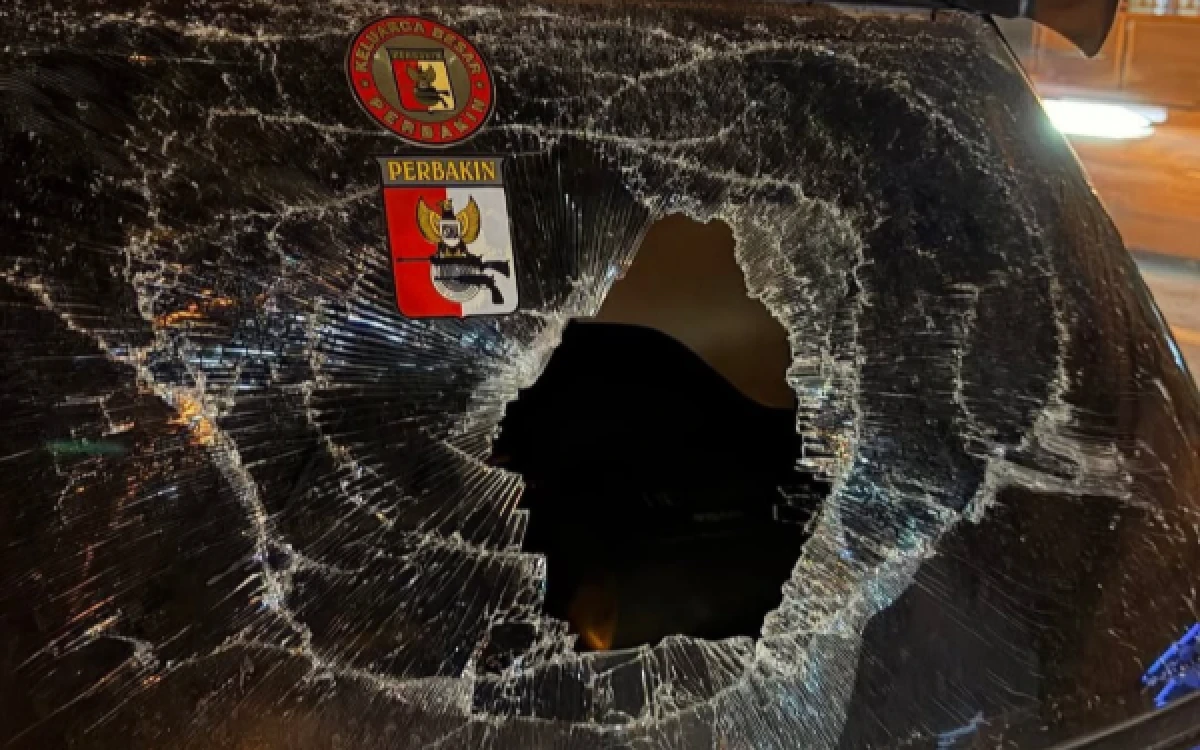 Thumbnail Berita - Viral! Aksi Perusakan Mobil Terjadi di Kota Malang, Kaca Pecah Dilempar Batu Hingga Penumpang Terluka