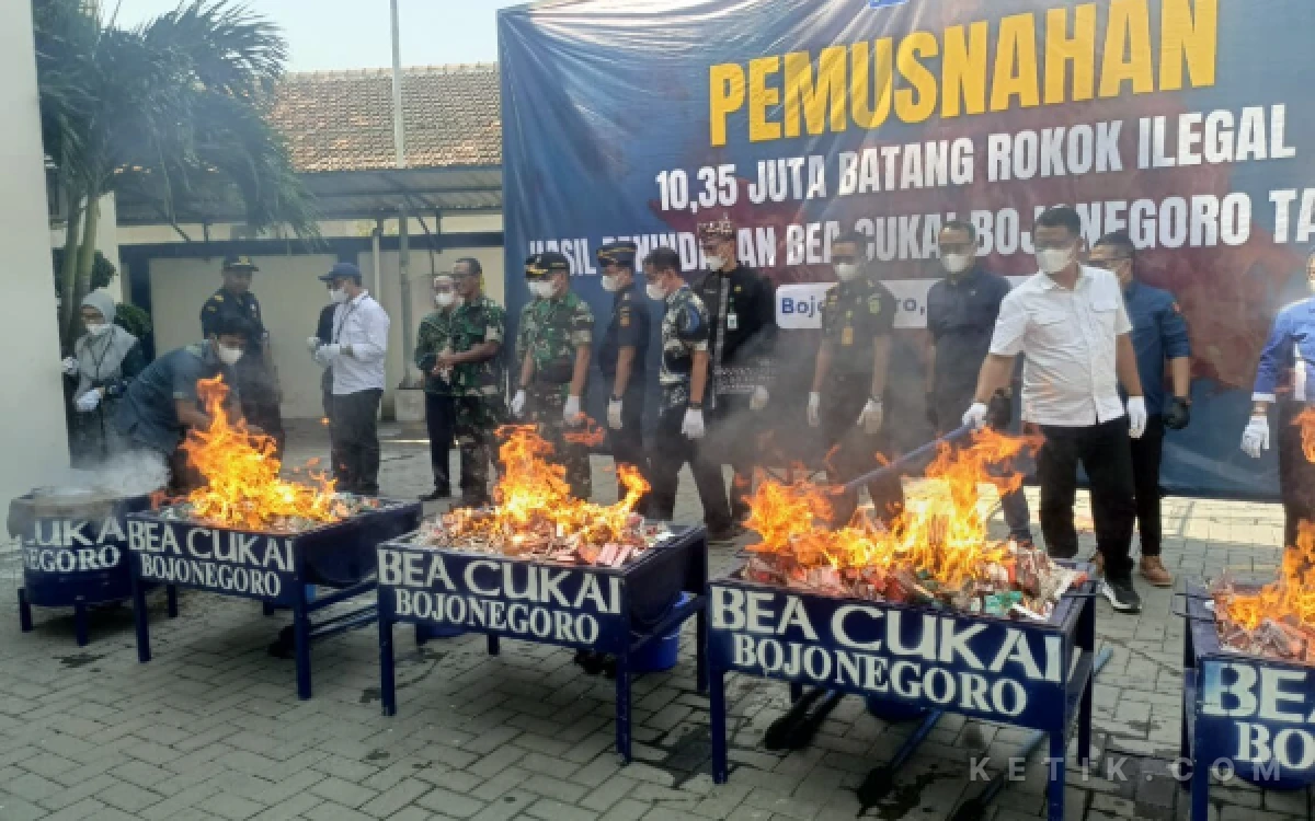 Thumbnail Berita - Bea Cukai Bojonegoro Musnahkan 10,35 Juta Batang Rokok Ilegal, Selamatkan Potensi Kerugian Negara Rp7,7 Miliar