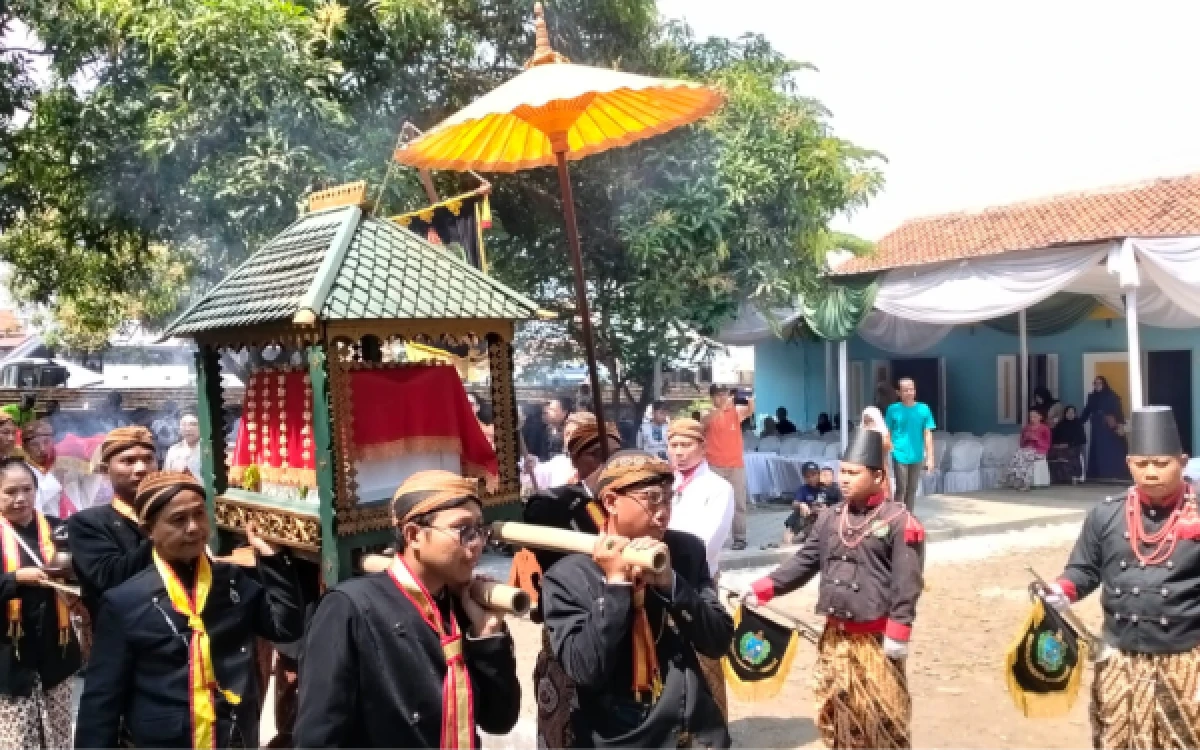 Thumbnail Berita - Jaga Kelancaran Tradisi: Polres Tegal Kawal Upacara Adat Ganti Langse Makam Amangkurat Agung