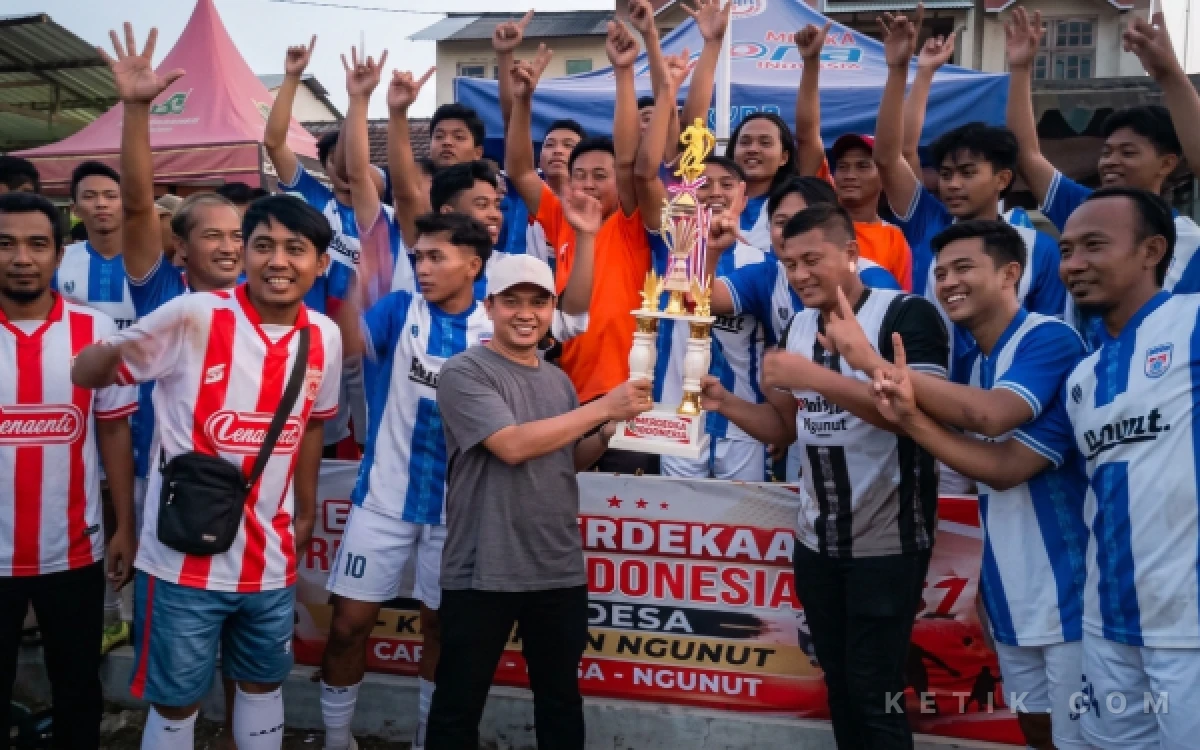 Thumbnail Berita - Desa Pulosari Tulungagung Juara Gala Desa HUT Ke-81 RI Kecamatan Ngunut, Taklukkan Kaliwungu Lewat Adu Penalti